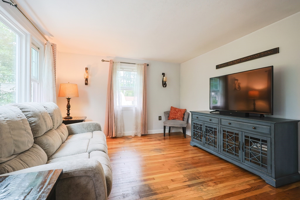 Wrentham, Massachusetts 02093, United States, 3 Bedrooms Bedrooms, ,2 BathroomsBathrooms,Residential,Active,154108