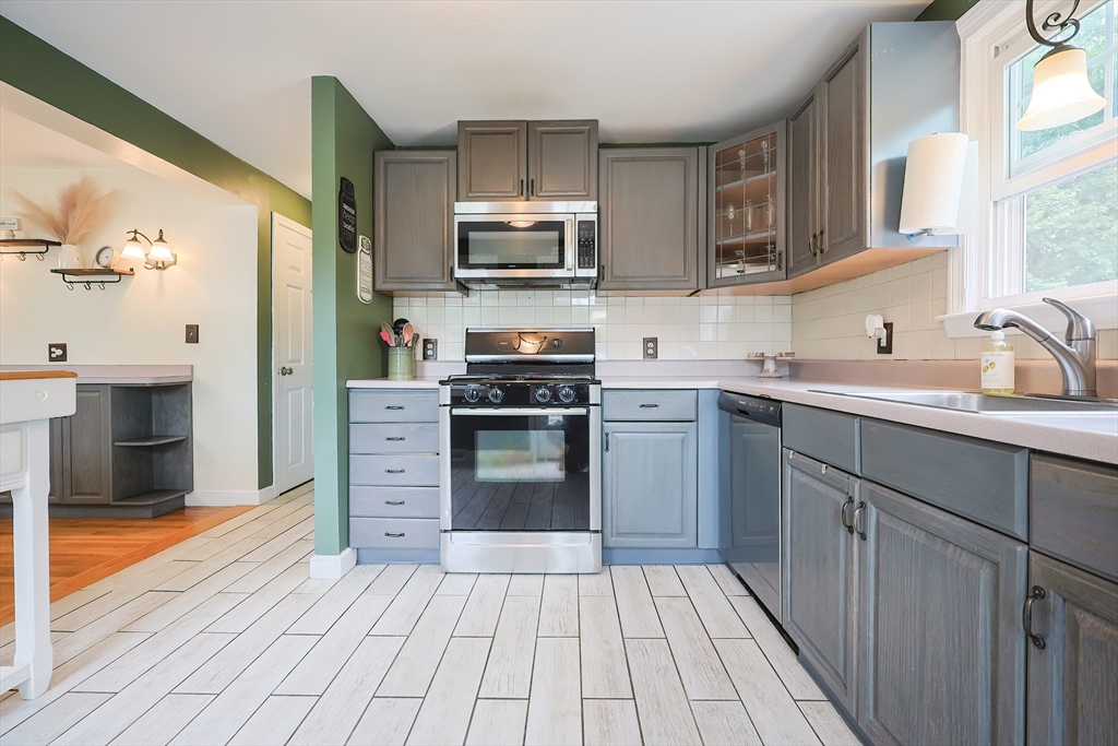 Wrentham, Massachusetts 02093, United States, 3 Bedrooms Bedrooms, ,2 BathroomsBathrooms,Residential,Active,154108