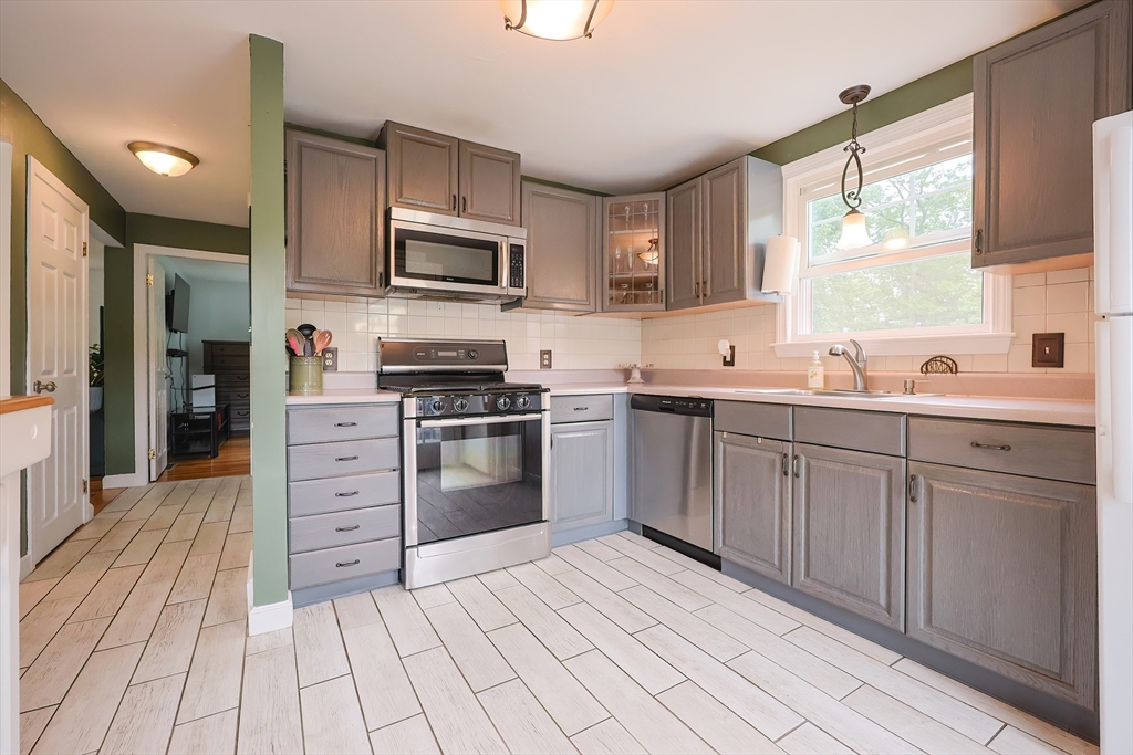 Wrentham, Massachusetts 02093, United States, 3 Bedrooms Bedrooms, ,2 BathroomsBathrooms,Residential,Active,154108