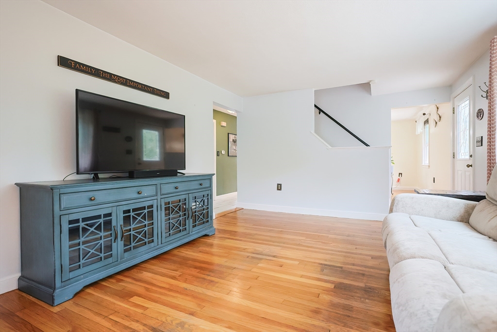 Wrentham, Massachusetts 02093, United States, 3 Bedrooms Bedrooms, ,2 BathroomsBathrooms,Residential,Active,154108