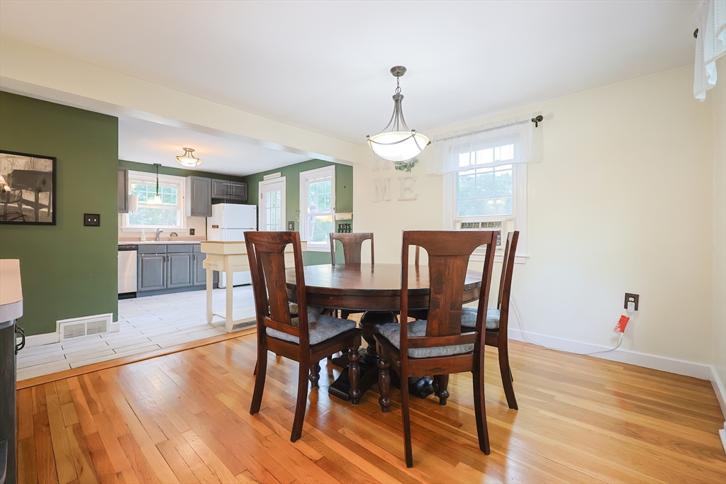 Wrentham, Massachusetts 02093, United States, 3 Bedrooms Bedrooms, ,2 BathroomsBathrooms,Residential,Active,154108