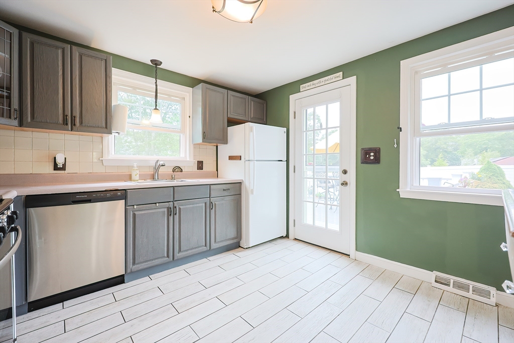 Wrentham, Massachusetts 02093, United States, 3 Bedrooms Bedrooms, ,2 BathroomsBathrooms,Residential,Active,154108