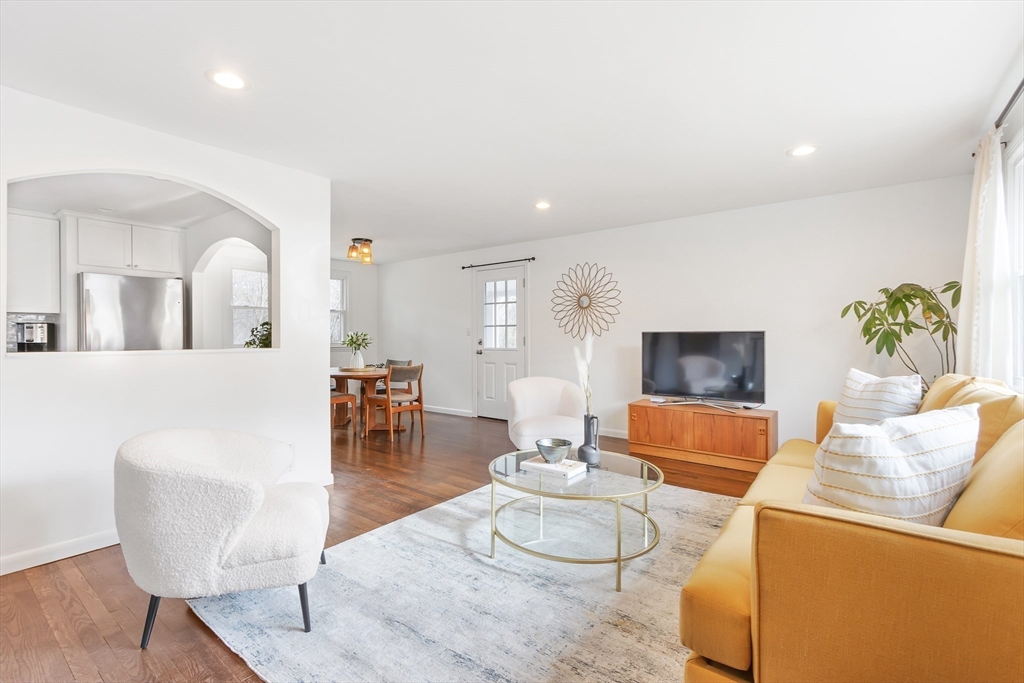 10 Woodmere Rd