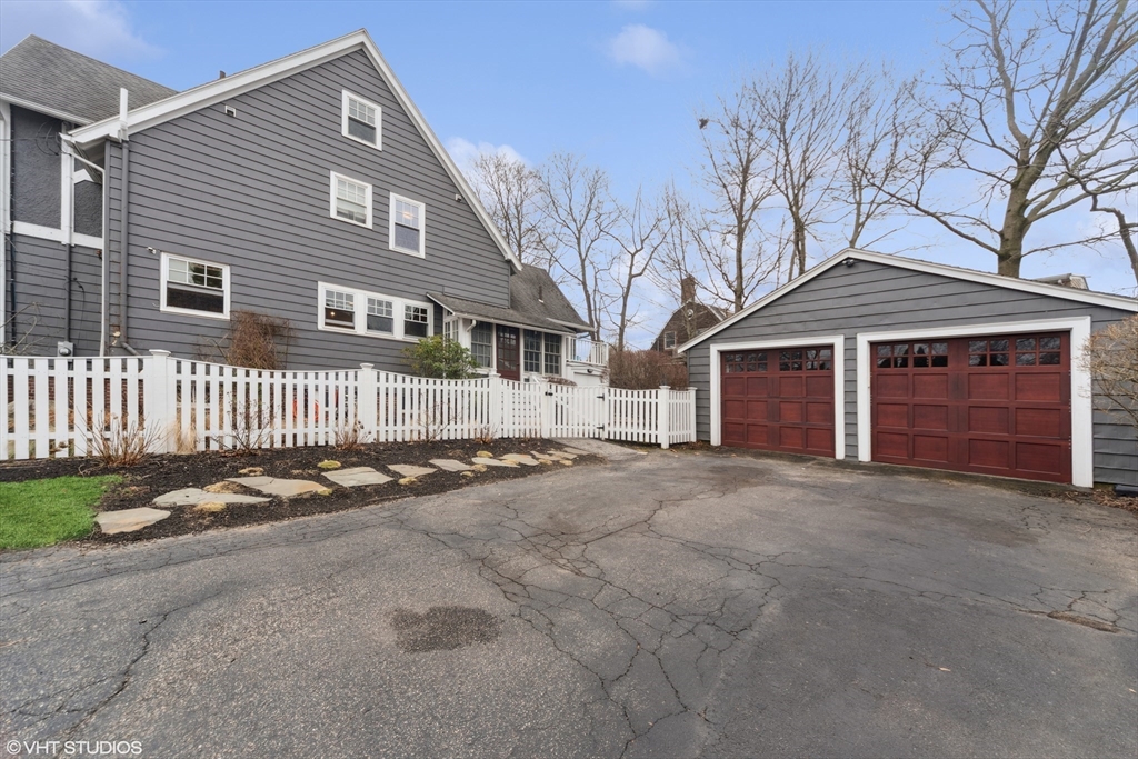 998 Humphrey Street