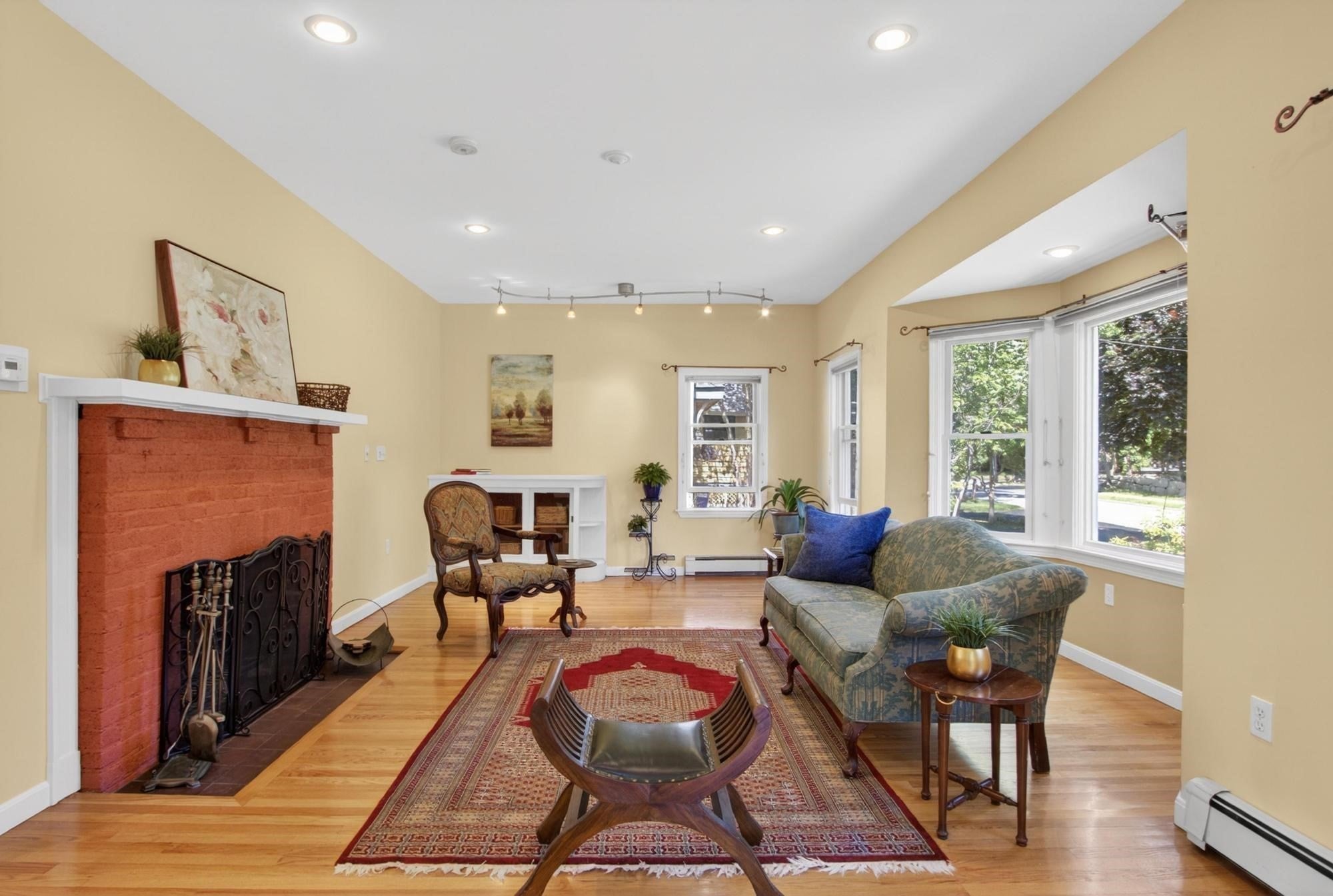 12 Middle St