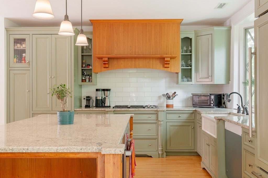 25 Bradford Rd, Newton, MA Photo #6