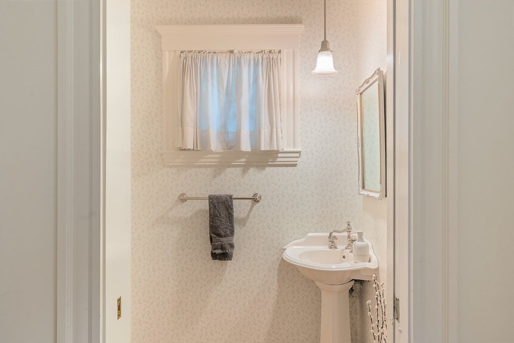 25 Bradford Rd, Newton, MA Photo #9