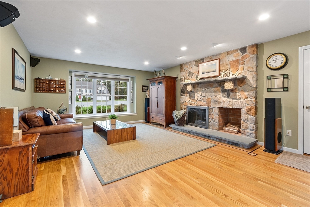 6 Winterberry Ln