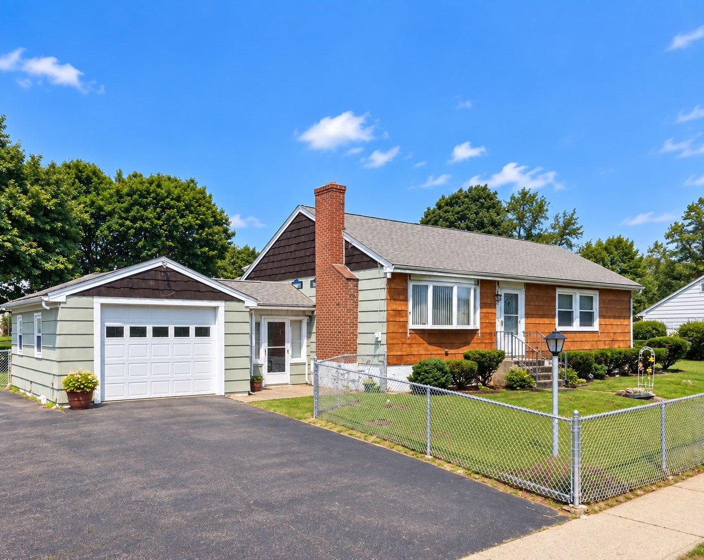 Photo of 642 Rathbun St, Blackstone, MA