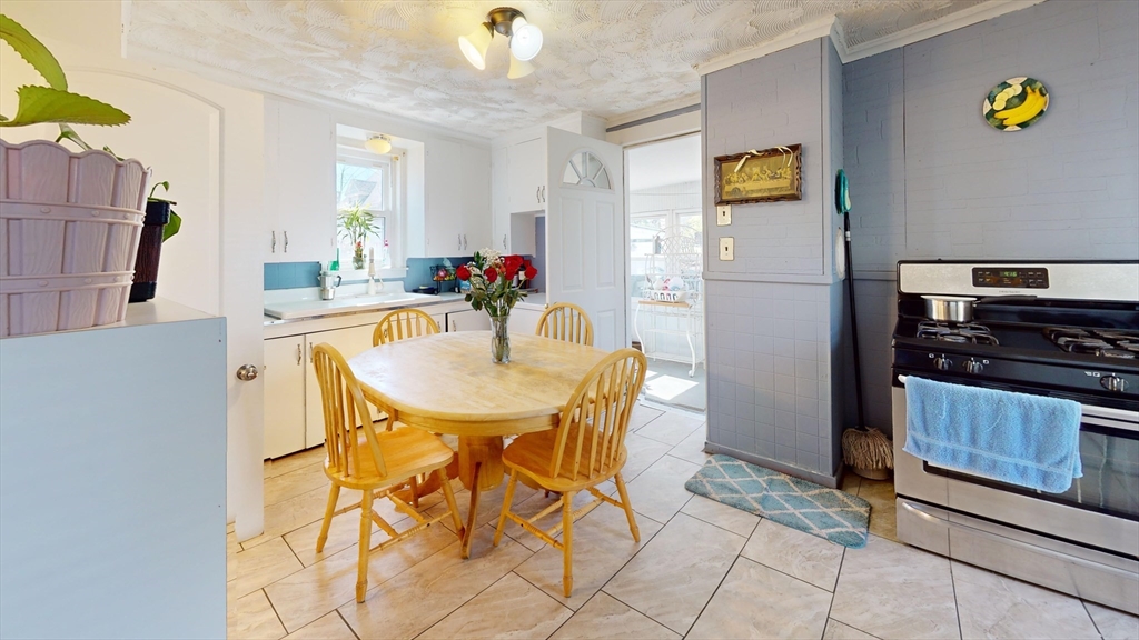 29 Dresser St 1A