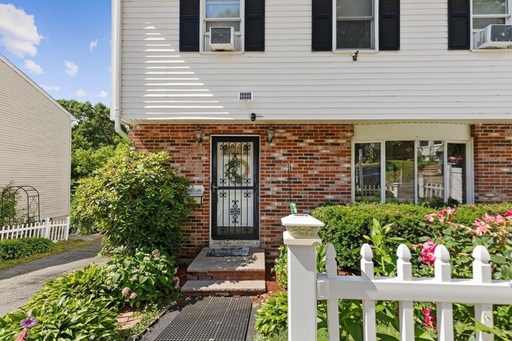 70 Crescent Lane