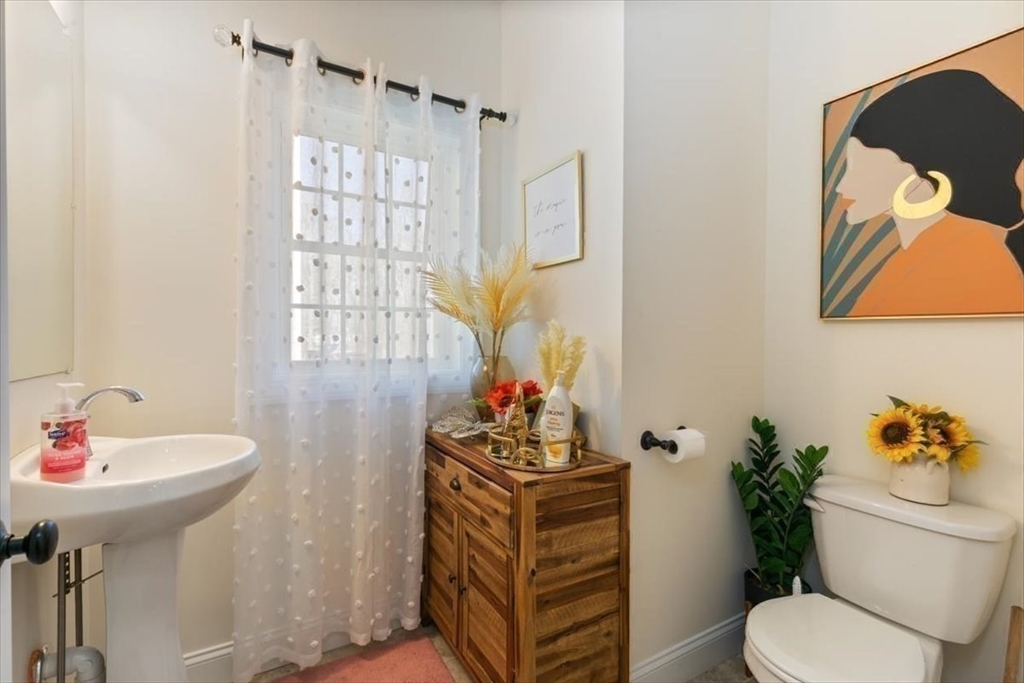 Haverhill, Massachusetts 01835, United States, 3 Bedrooms Bedrooms, ,3 BathroomsBathrooms,Residential,Active,118725