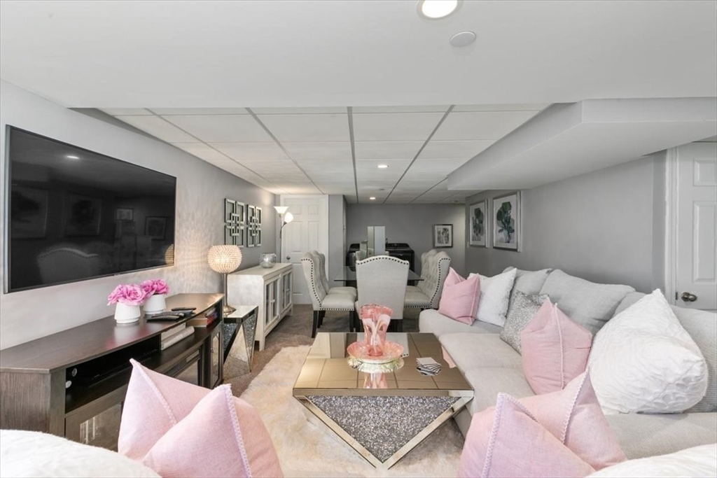 Haverhill, Massachusetts 01835, United States, 3 Bedrooms Bedrooms, ,3 BathroomsBathrooms,Residential,Active,118725