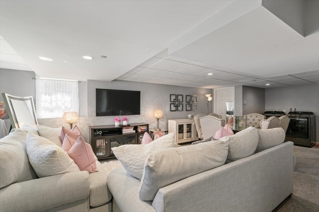 Haverhill, Massachusetts 01835, United States, 3 Bedrooms Bedrooms, ,3 BathroomsBathrooms,Residential,Active,118725