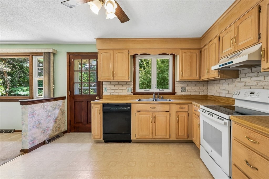 60 Forest Hill Rd, Agawam, MA, 60 Forest Hill Rd, Agawam, MA Photo #2