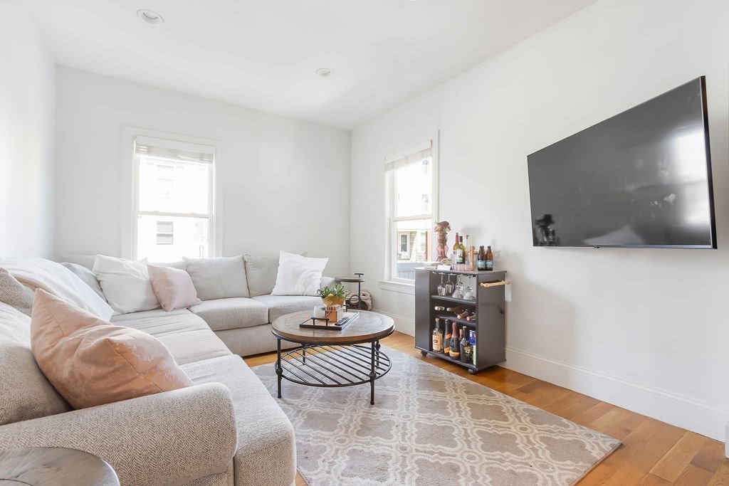 Boston, Massachusetts 02125, United States, 4 Bedrooms Bedrooms, ,2 BathroomsBathrooms,Residential,Active,86339