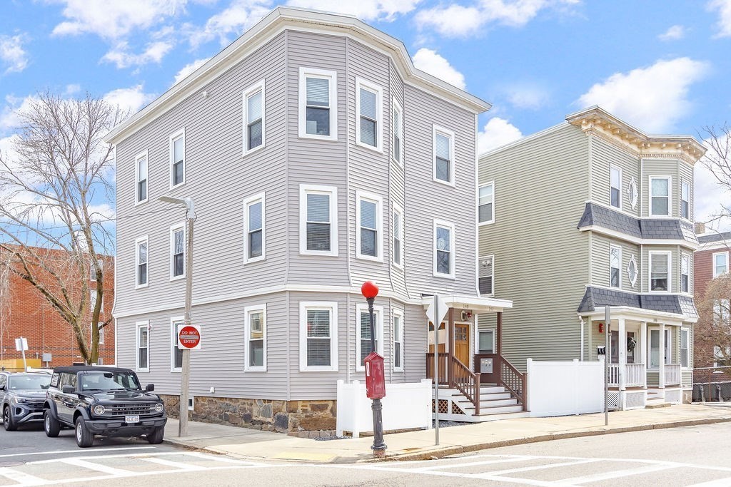 Boston, Massachusetts 02125, United States, 4 Bedrooms Bedrooms, ,2 BathroomsBathrooms,Residential,Active,86339