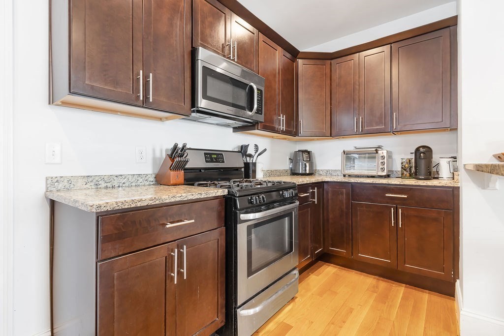 Boston, Massachusetts 02125, United States, 4 Bedrooms Bedrooms, ,2 BathroomsBathrooms,Residential,Active,86339