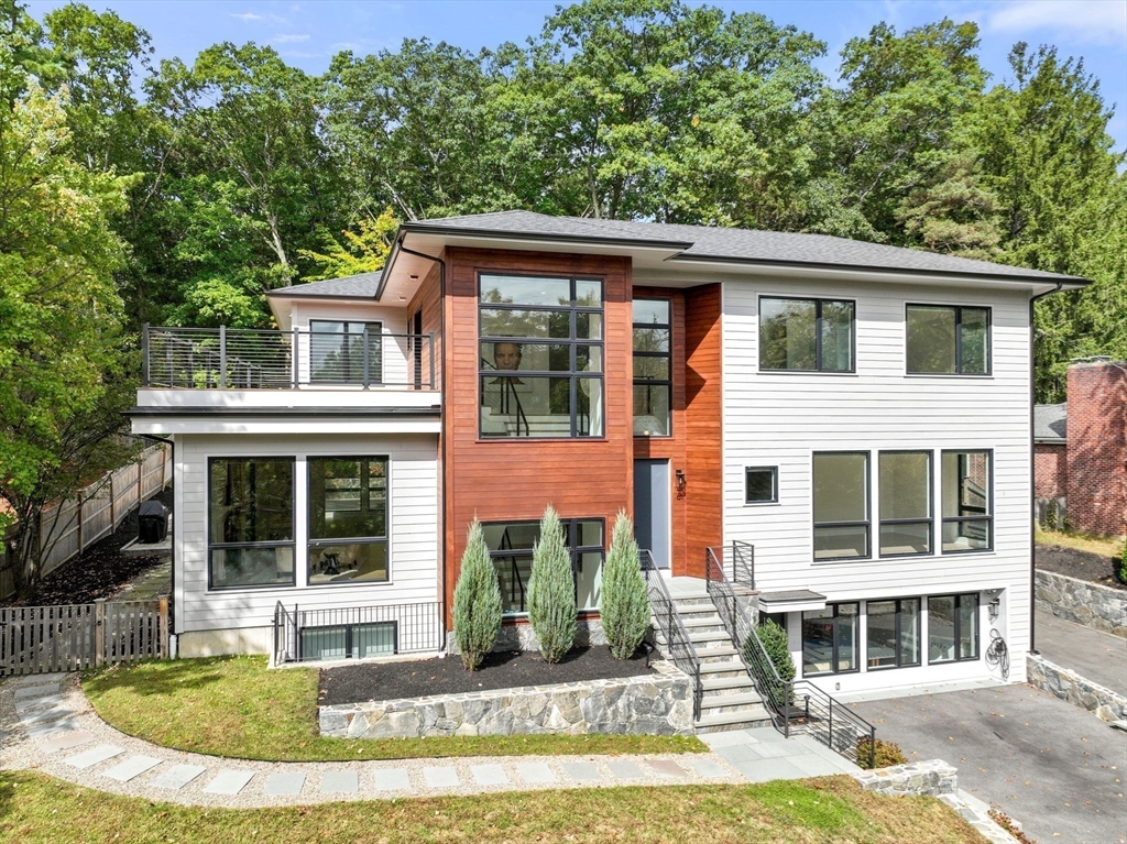 61 Lakeview Ave