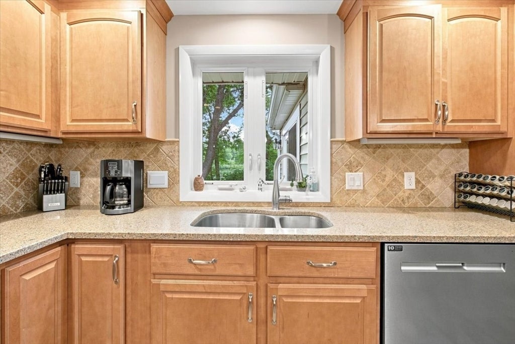 113 Pincushion Rd, Framingham, MA Photo #4