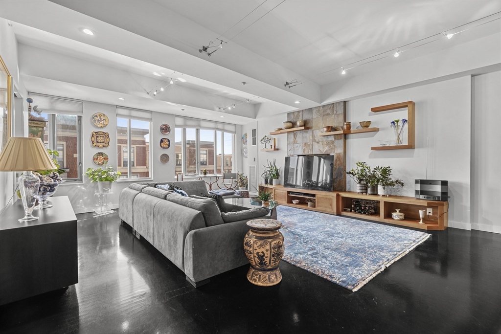 1313 Washington St 605