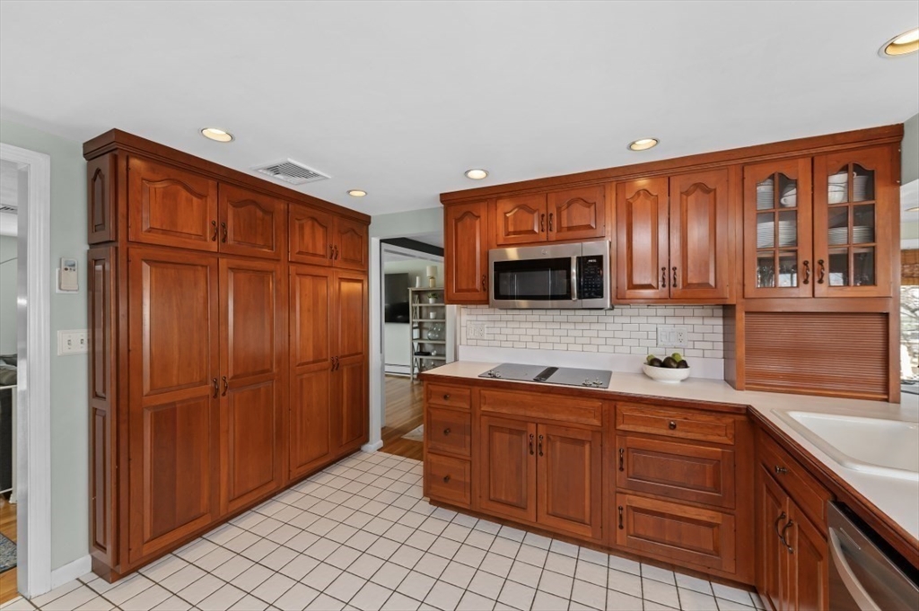 Woburn, Massachusetts 01801, United States, 4 Bedrooms Bedrooms, ,2 BathroomsBathrooms,Residential,Pending,105871