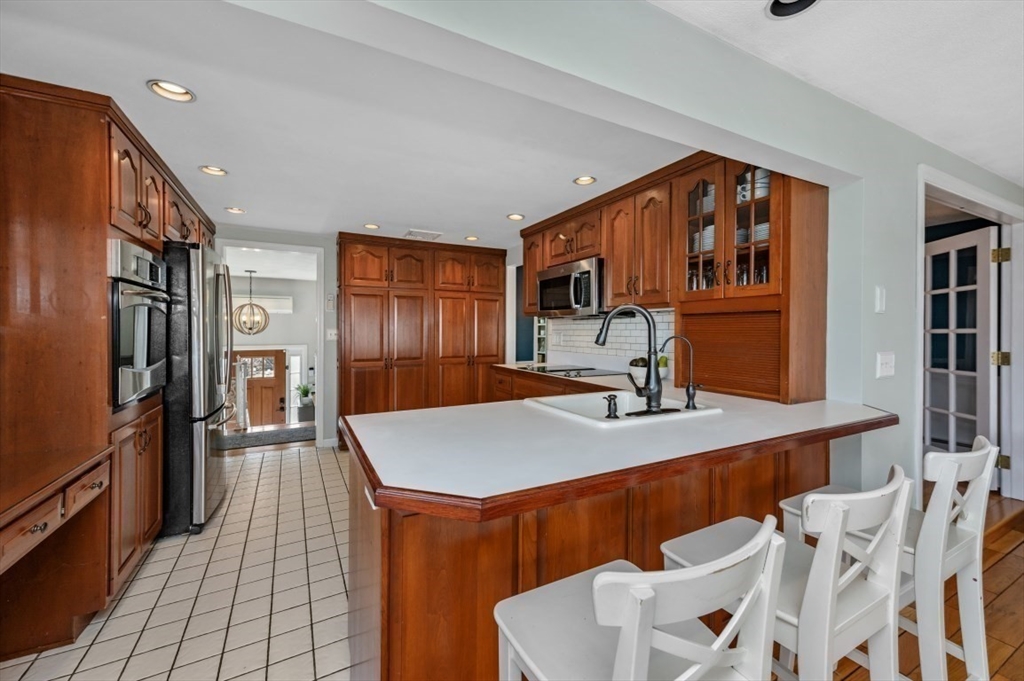 Woburn, Massachusetts 01801, United States, 4 Bedrooms Bedrooms, ,2 BathroomsBathrooms,Residential,Pending,105871