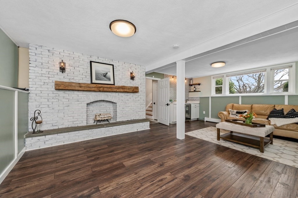 Woburn, Massachusetts 01801, United States, 4 Bedrooms Bedrooms, ,2 BathroomsBathrooms,Residential,Pending,105871