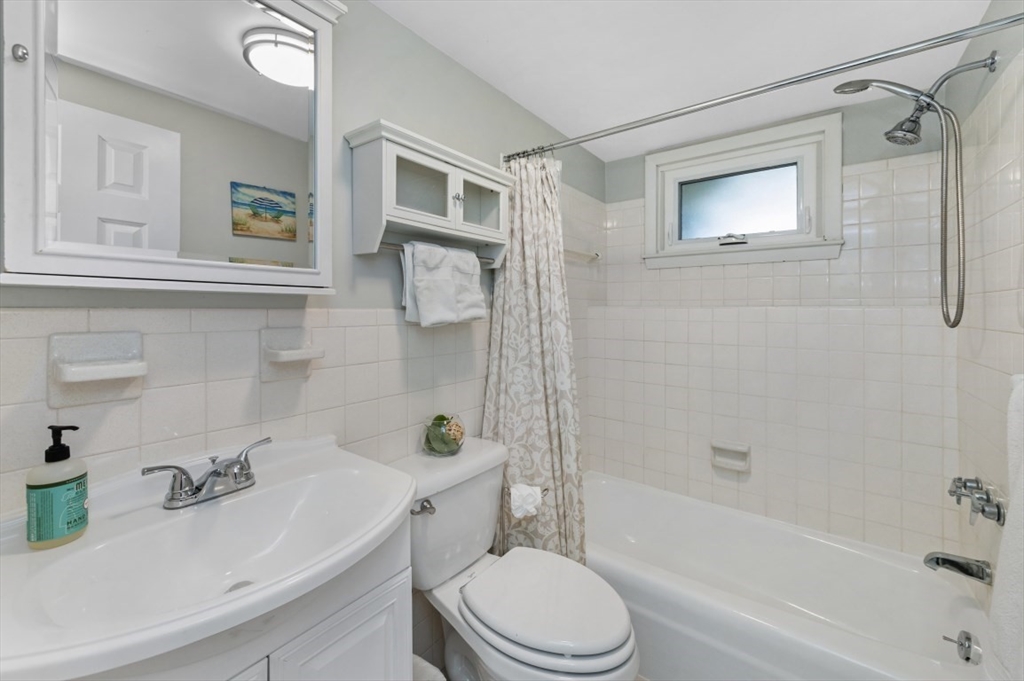 Woburn, Massachusetts 01801, United States, 4 Bedrooms Bedrooms, ,2 BathroomsBathrooms,Residential,Pending,105871