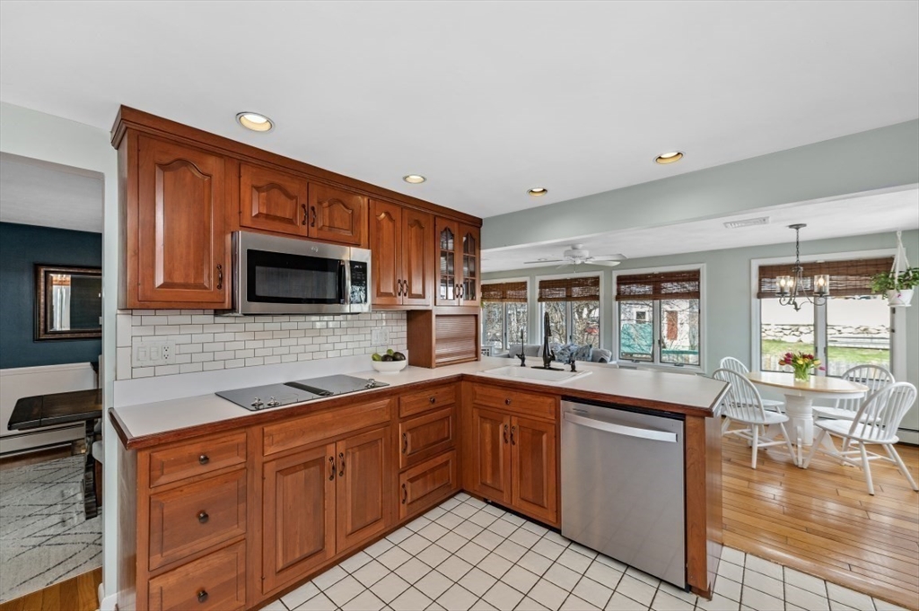 Woburn, Massachusetts 01801, United States, 4 Bedrooms Bedrooms, ,2 BathroomsBathrooms,Residential,Pending,105871