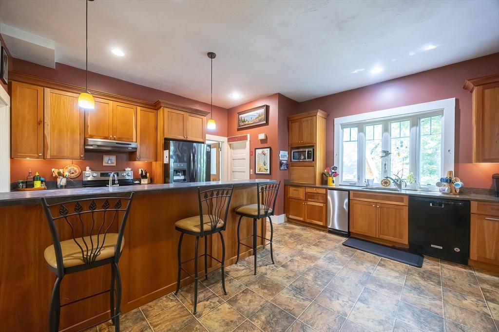 Plainville, Massachusetts 02762, United States, 4 Bedrooms Bedrooms, ,2 BathroomsBathrooms,Residential,Active,163581