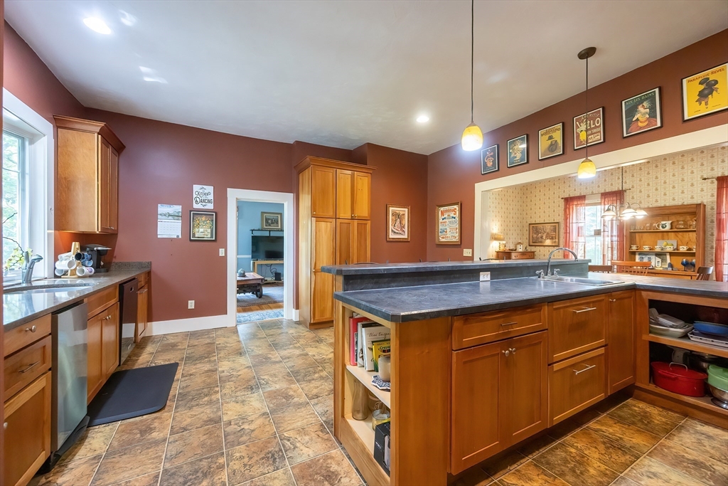 Plainville, Massachusetts 02762, United States, 4 Bedrooms Bedrooms, ,2 BathroomsBathrooms,Residential,Active,163581