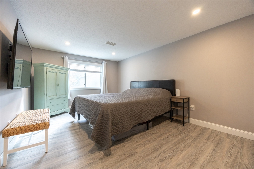 Franklin, Massachusetts 02038, United States, 2 Bedrooms Bedrooms, ,1 BathroomBathrooms,Residential,Active,239395