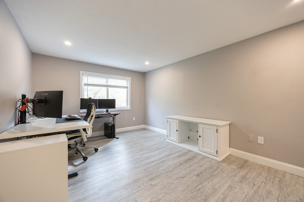 Franklin, Massachusetts 02038, United States, 2 Bedrooms Bedrooms, ,1 BathroomBathrooms,Residential,Active,239395