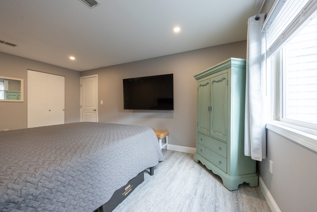 Franklin, Massachusetts 02038, United States, 2 Bedrooms Bedrooms, ,1 BathroomBathrooms,Residential,Active,239395