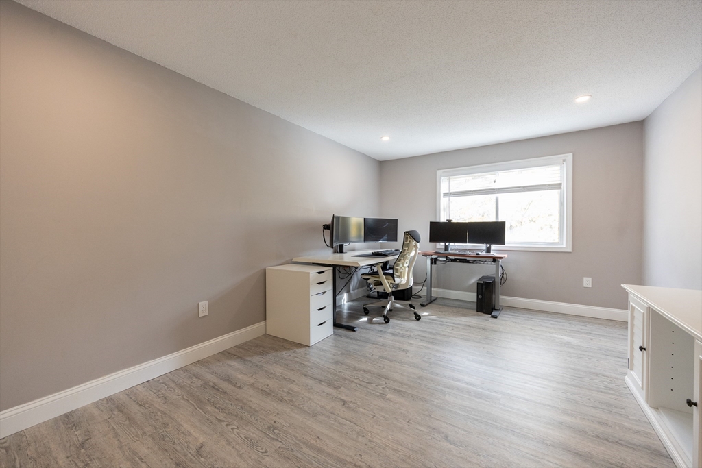 Franklin, Massachusetts 02038, United States, 2 Bedrooms Bedrooms, ,1 BathroomBathrooms,Residential,Active,239395