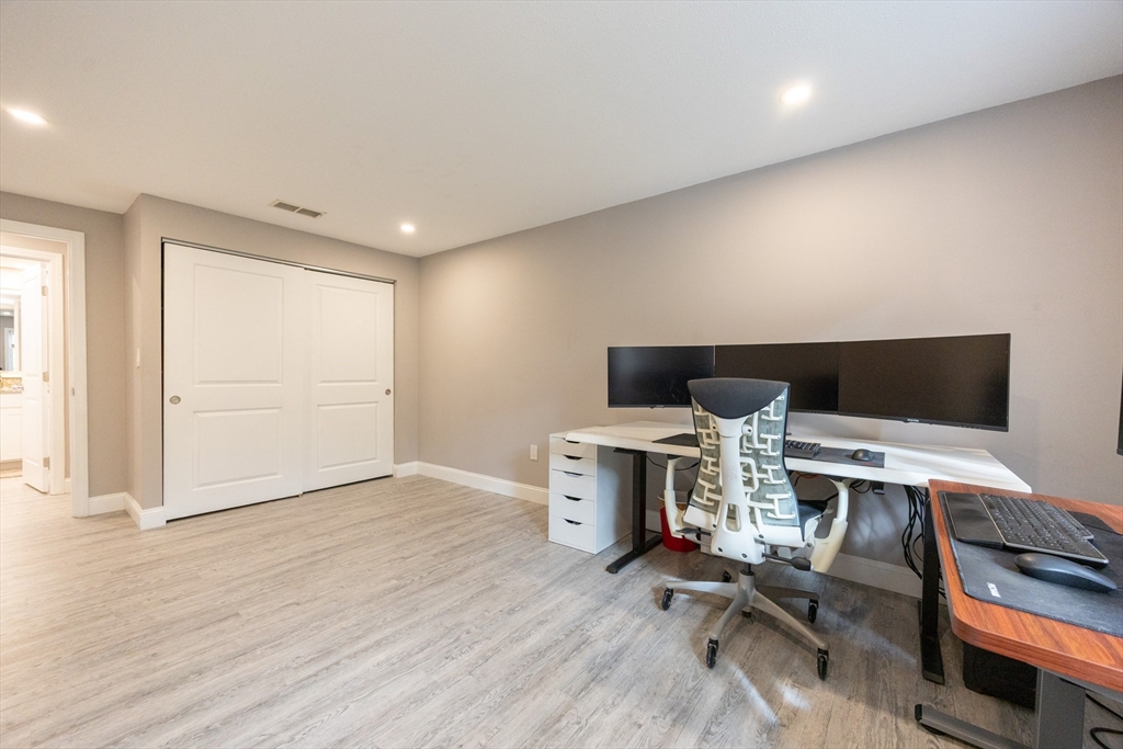 Franklin, Massachusetts 02038, United States, 2 Bedrooms Bedrooms, ,1 BathroomBathrooms,Residential,Active,239395