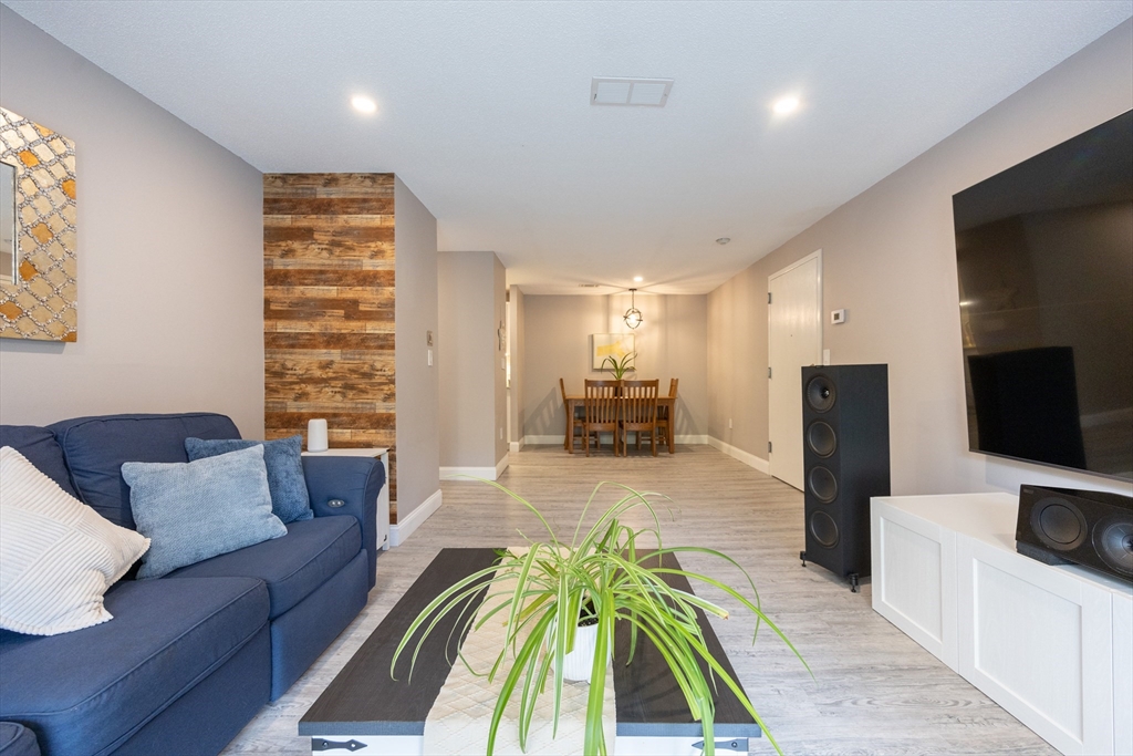 Franklin, Massachusetts 02038, United States, 2 Bedrooms Bedrooms, ,1 BathroomBathrooms,Residential,Active,239395