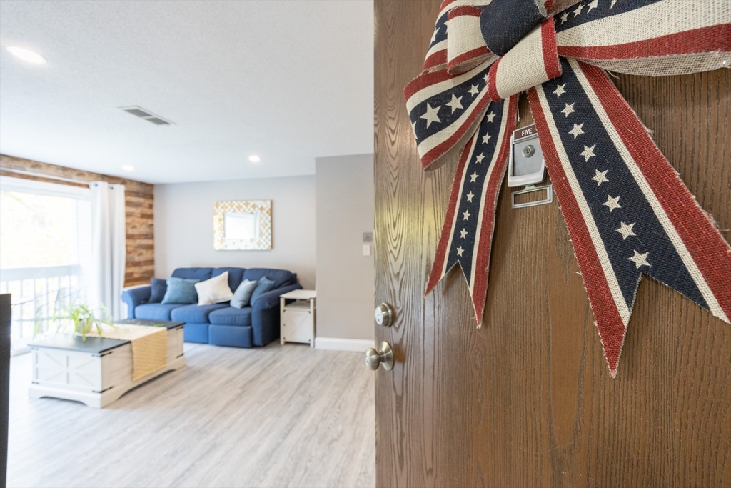 Franklin, Massachusetts 02038, United States, 2 Bedrooms Bedrooms, ,1 BathroomBathrooms,Residential,Active,239395