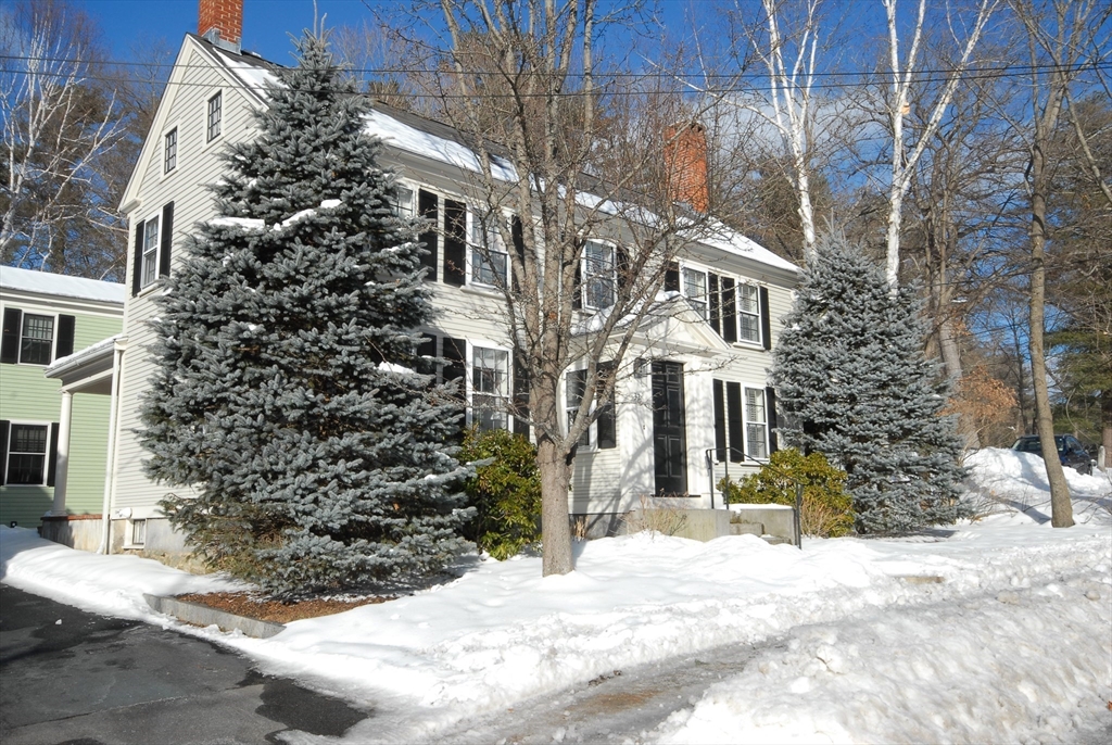 32 Court Ln 32