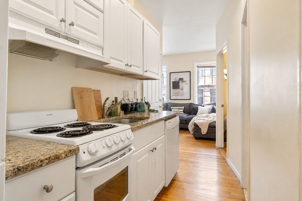 Click for 28 Phillips St #3, Boston, MA slideshow