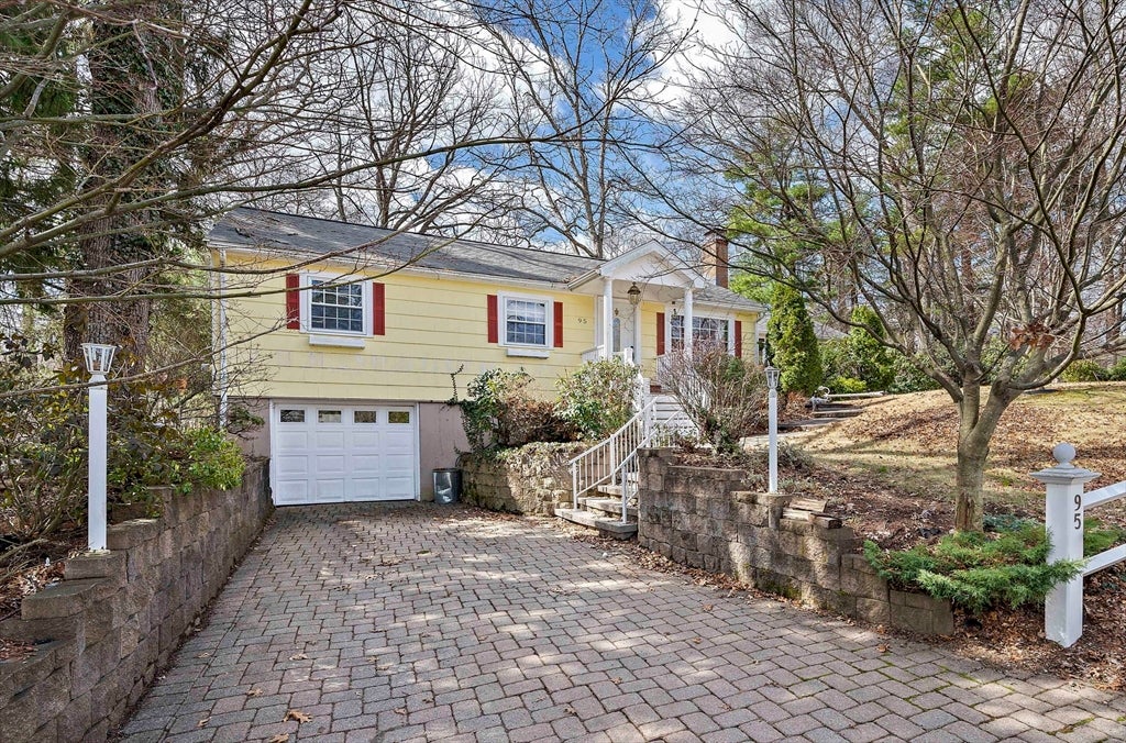 Photo of 95 Oriole Rd, Stoughton, MA