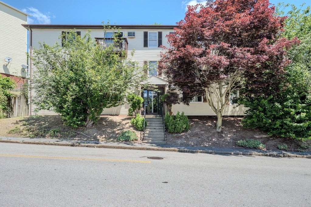 Photo of 229 Vernon St, Worcester, MA