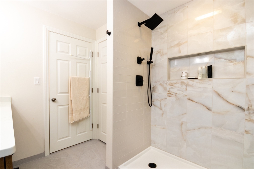 Franklin, Massachusetts 02038, United States, 4 Bedrooms Bedrooms, ,3 BathroomsBathrooms,Residential,Pending,202597