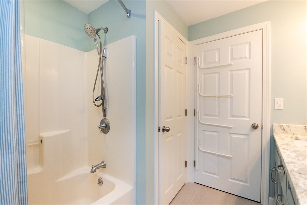 Franklin, Massachusetts 02038, United States, 4 Bedrooms Bedrooms, ,3 BathroomsBathrooms,Residential,Pending,202597