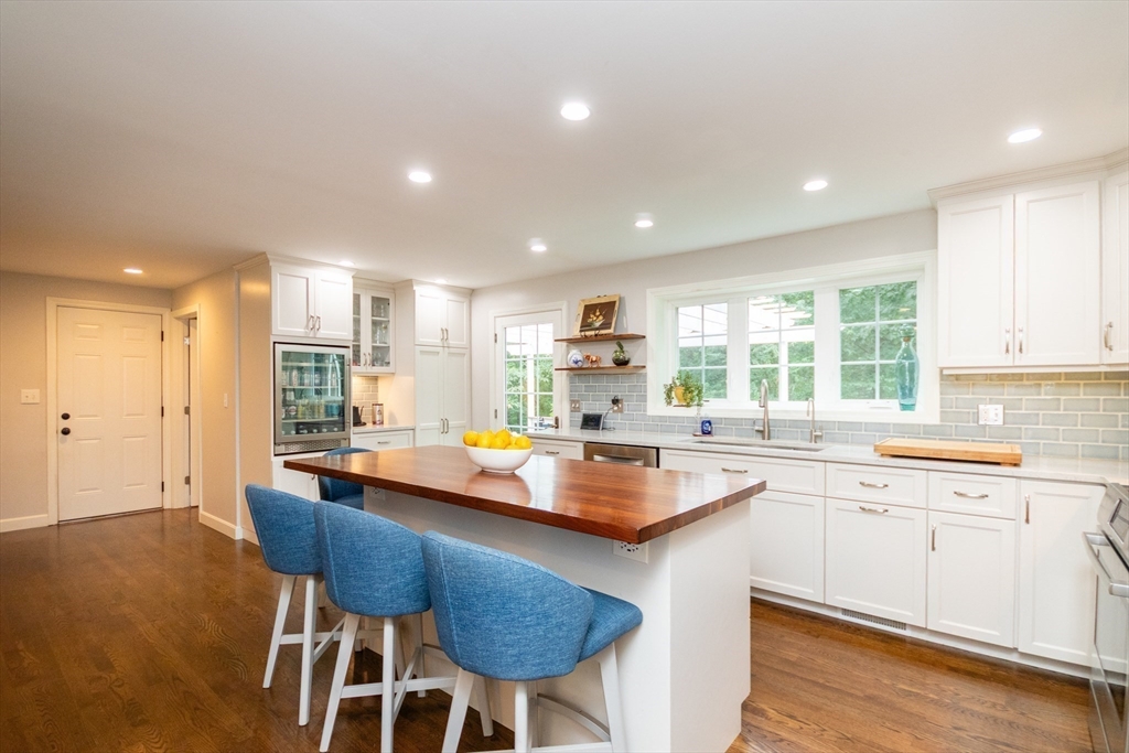 Franklin, Massachusetts 02038, United States, 4 Bedrooms Bedrooms, ,3 BathroomsBathrooms,Residential,Pending,202597