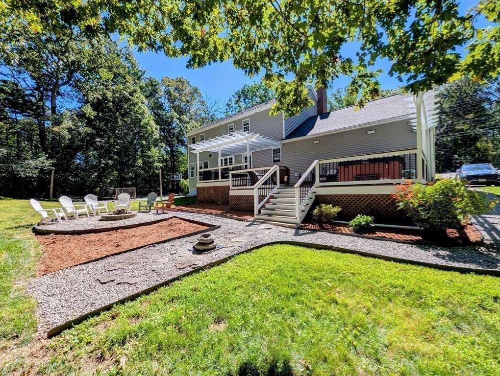 Franklin, Massachusetts 02038, United States, 4 Bedrooms Bedrooms, ,3 BathroomsBathrooms,Residential,Pending,202597