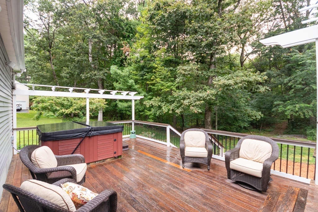 Franklin, Massachusetts 02038, United States, 4 Bedrooms Bedrooms, ,3 BathroomsBathrooms,Residential,Pending,202597