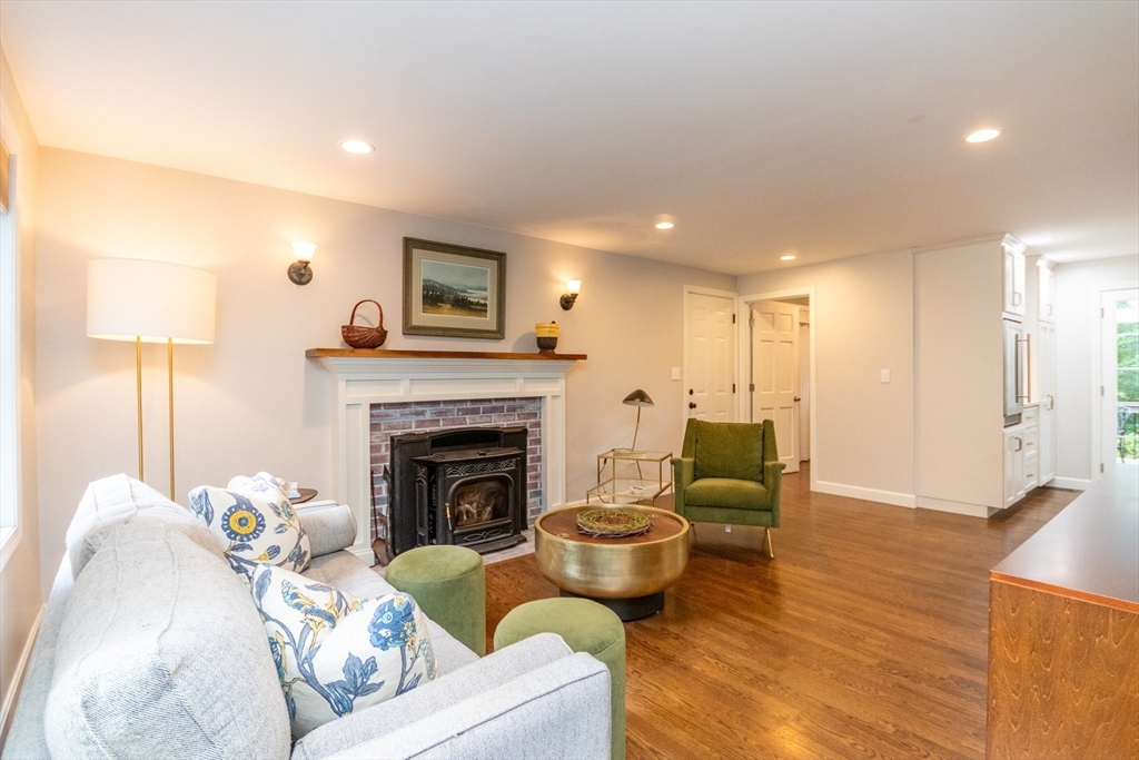 Franklin, Massachusetts 02038, United States, 4 Bedrooms Bedrooms, ,3 BathroomsBathrooms,Residential,Pending,202597