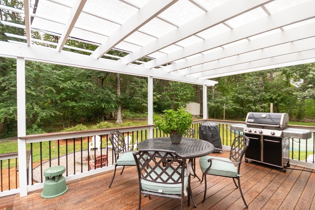 Franklin, Massachusetts 02038, United States, 4 Bedrooms Bedrooms, ,3 BathroomsBathrooms,Residential,Pending,202597